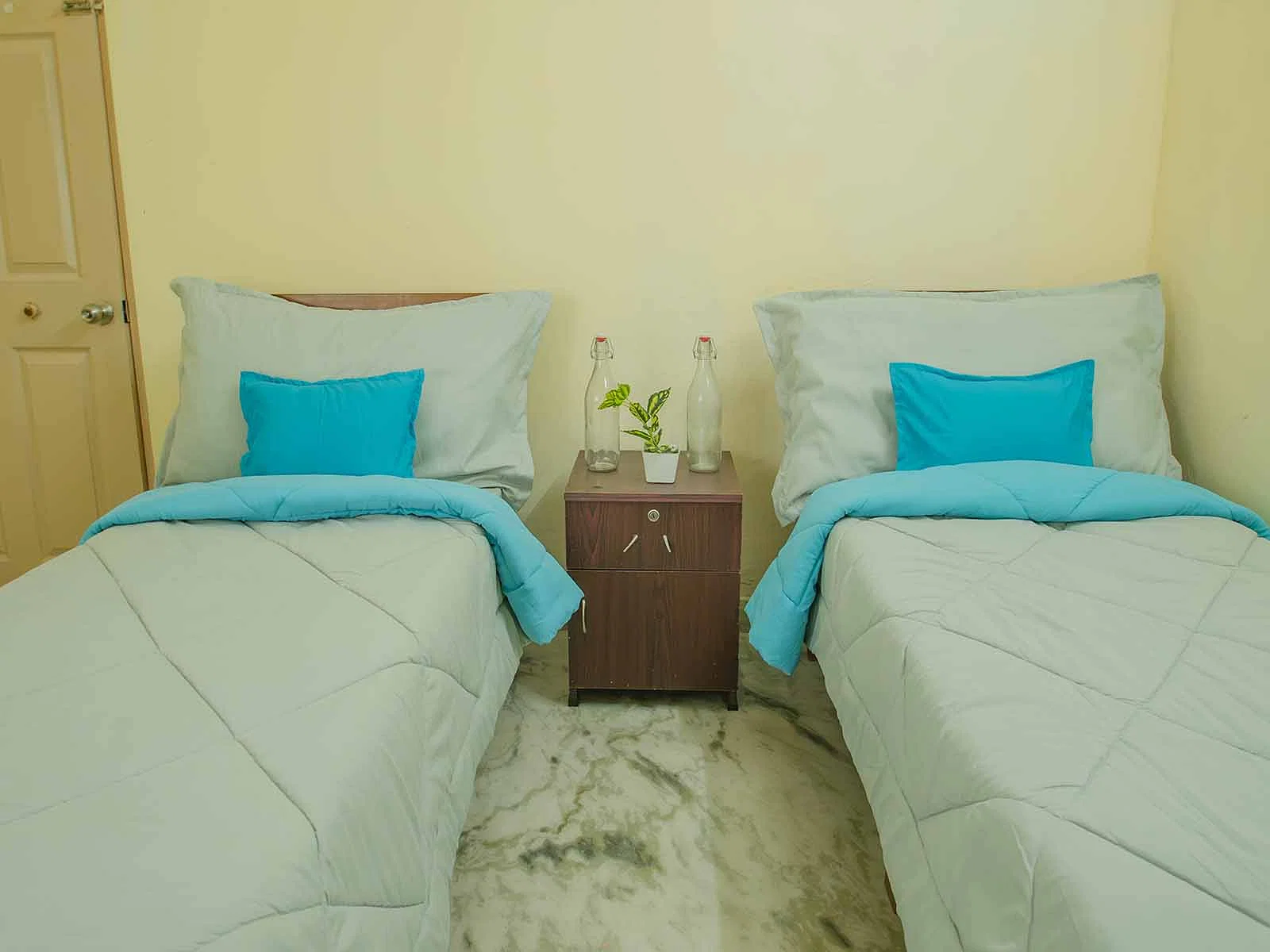 budget-friendly PGs and hostels for couple with single rooms with daily hopusekeeping-Zolo Iris