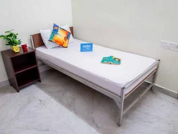 luxury pg rooms for working professionals couple with private bathrooms in Bangalore-Zolo Iris