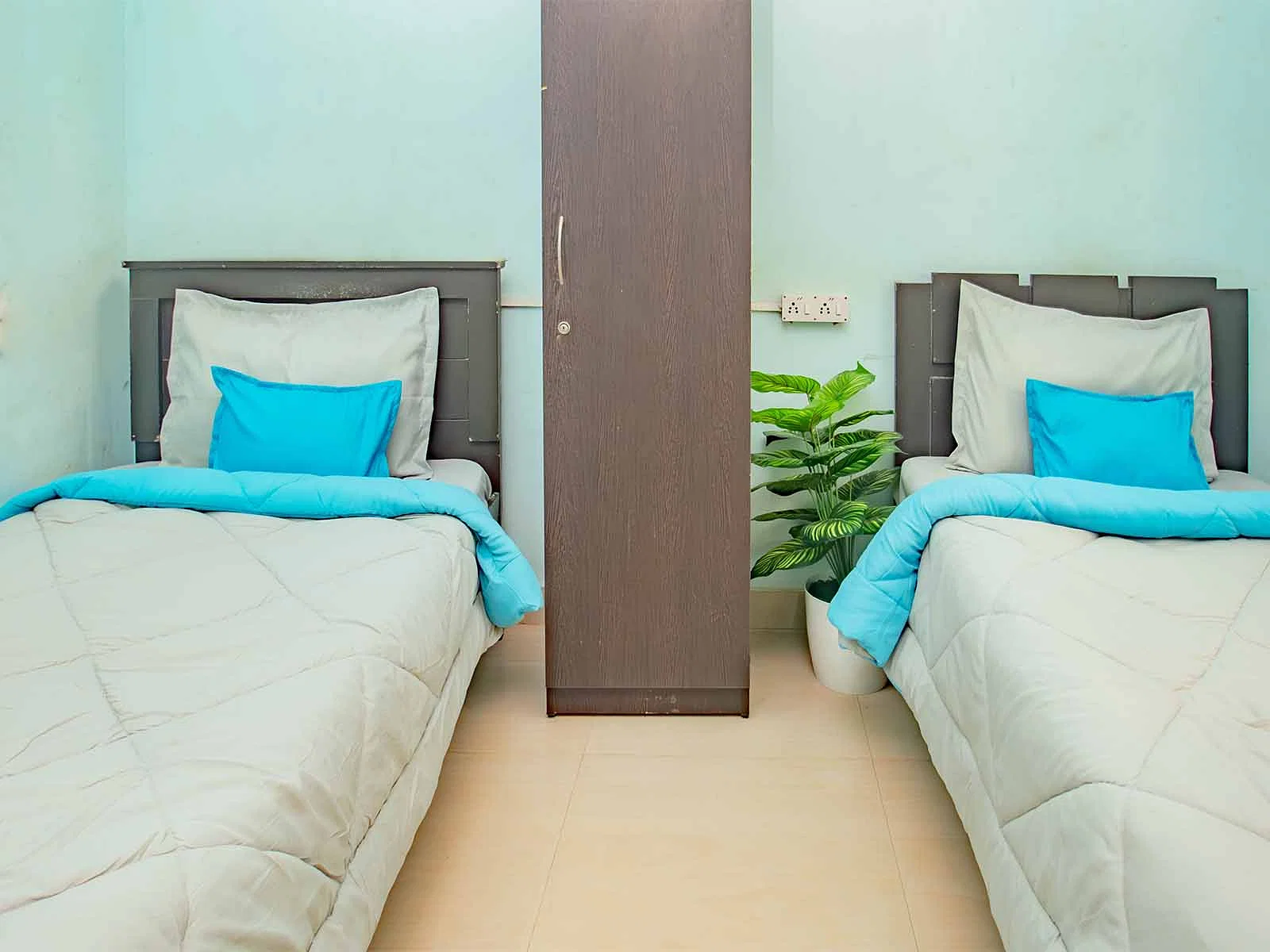 best Coliving rooms with high-speed Wi-Fi, shared kitchens, and laundry facilities-Zolo Avni