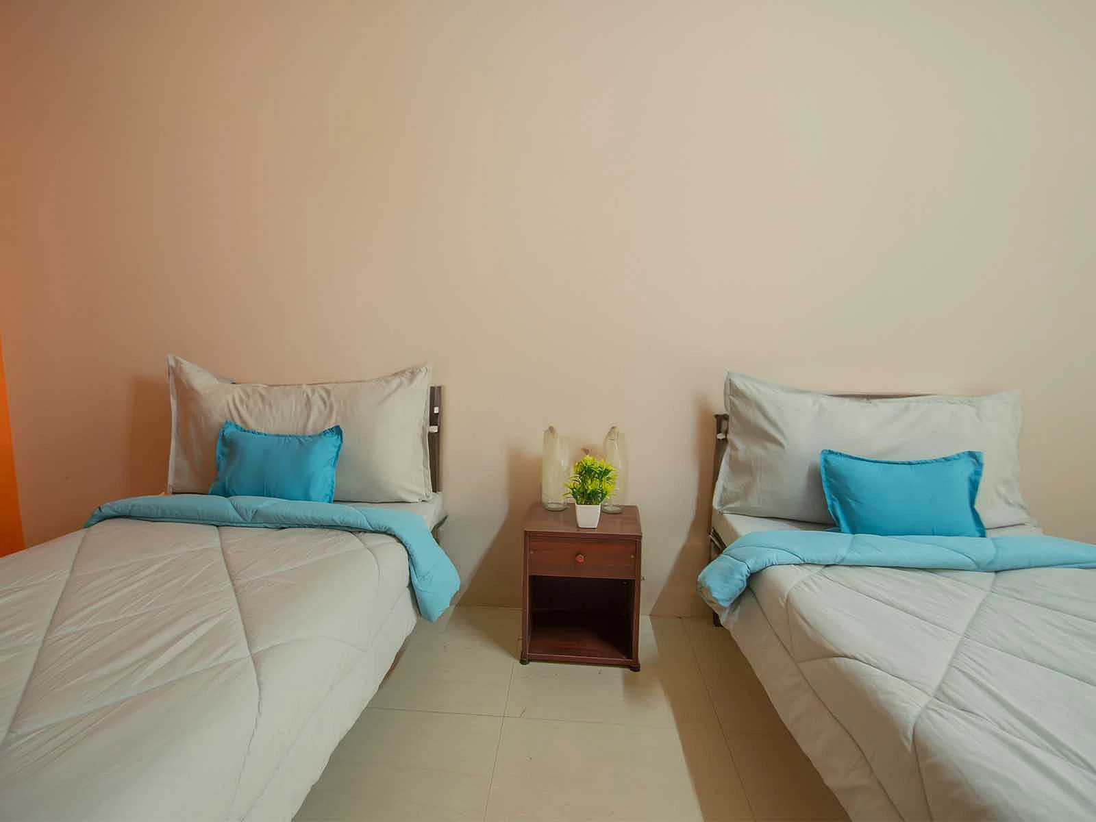 luxury pg rooms for working professionals boys with private bathrooms in Chennai-Zolo Playa