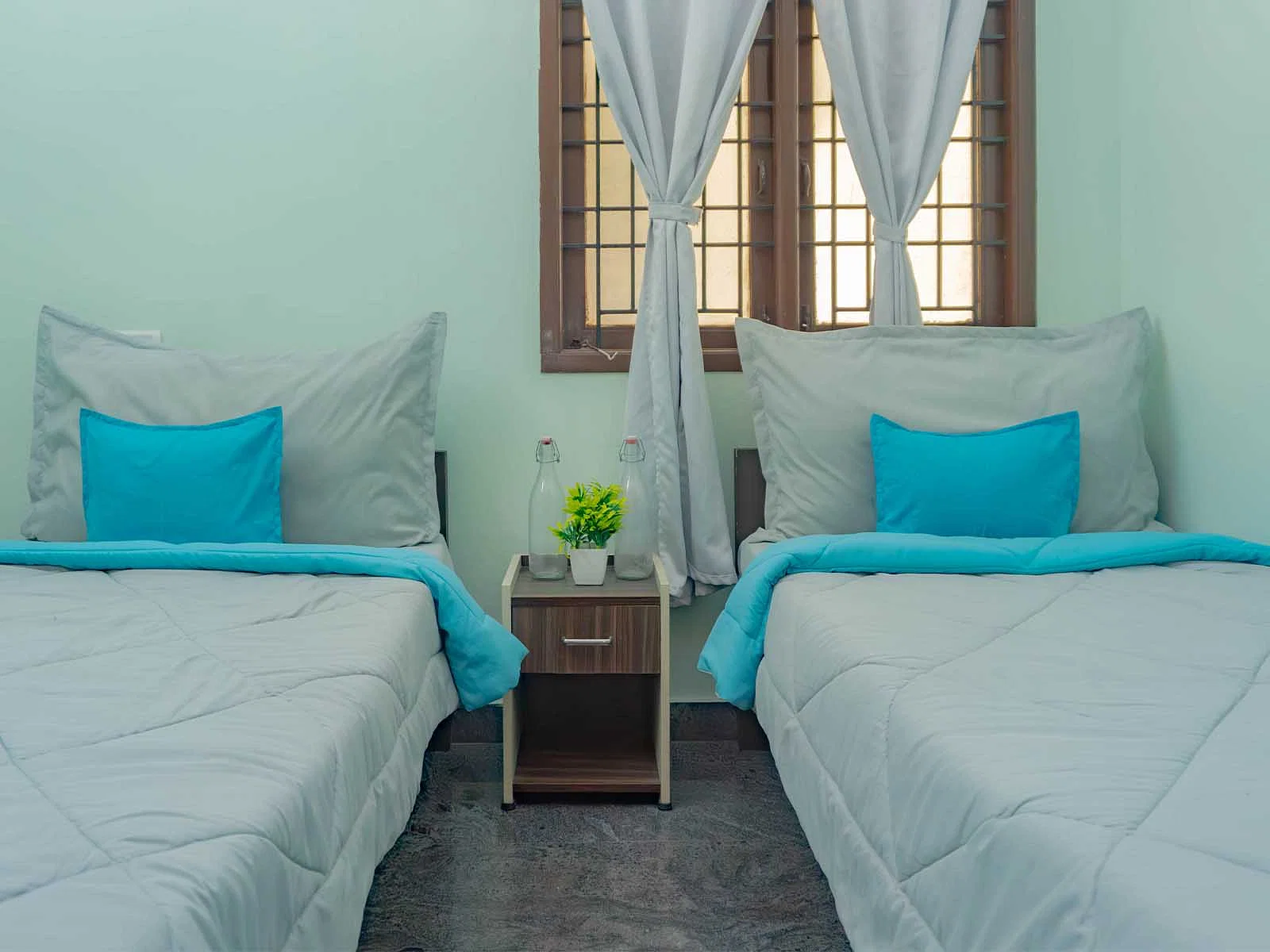 luxury pg rooms for working professionals boys and girls with private bathrooms in Chennai-Zolo Sereno