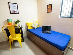 luxury pg rooms for working professionals men with private bathrooms in Delhi-Zolo Amigos
