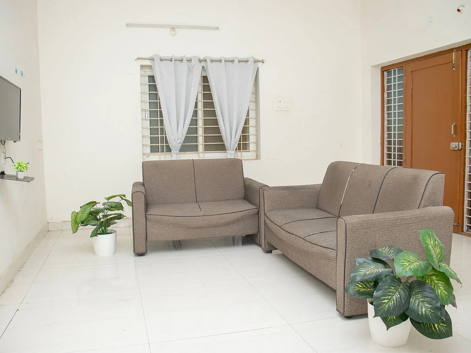 pgs in KPHB with Daily housekeeping facilities and free Wi-Fi-Zolo Midway