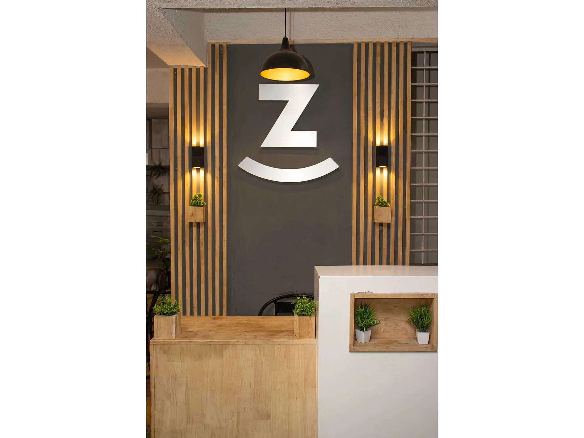 luxury pg rooms for working professionals girls with private bathrooms in Pune-Zolo Garnet