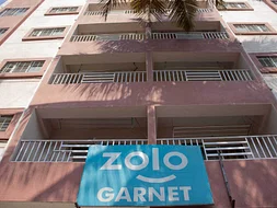 luxury pg rooms for working professionals ladies with private bathrooms in Pune-Zolo Garnet