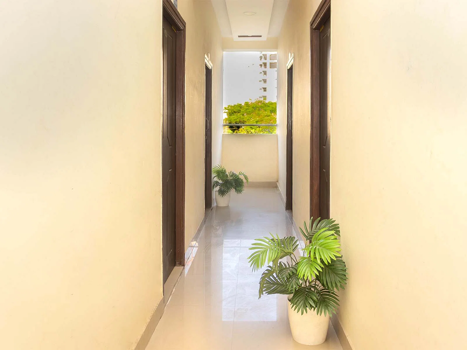 luxury pg rooms for working professionals couple with private bathrooms in Hyderabad-Zolo Cyberwiz