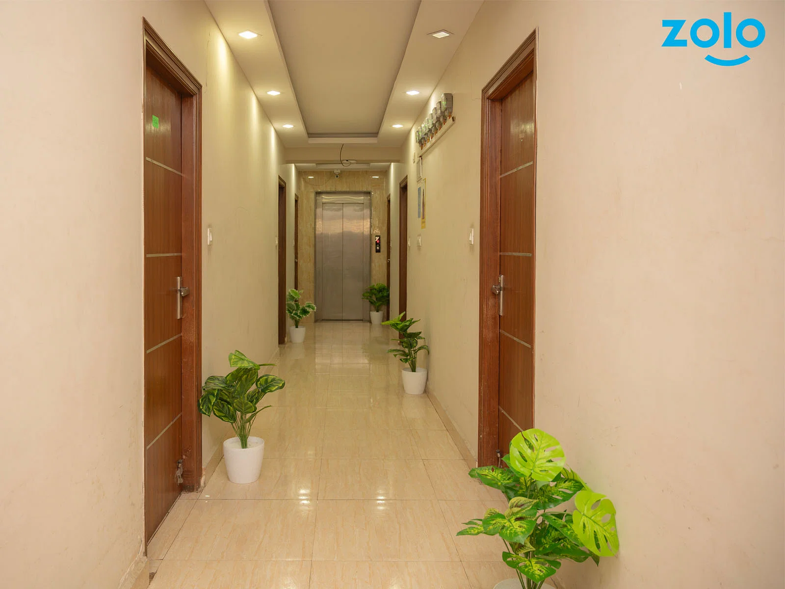luxury pg rooms for working professionals boys and girls with private bathrooms in Bangalore-Zolo Maple