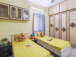luxury pg rooms for working professionals men with private bathrooms in Mumbai-Zolo Mystique