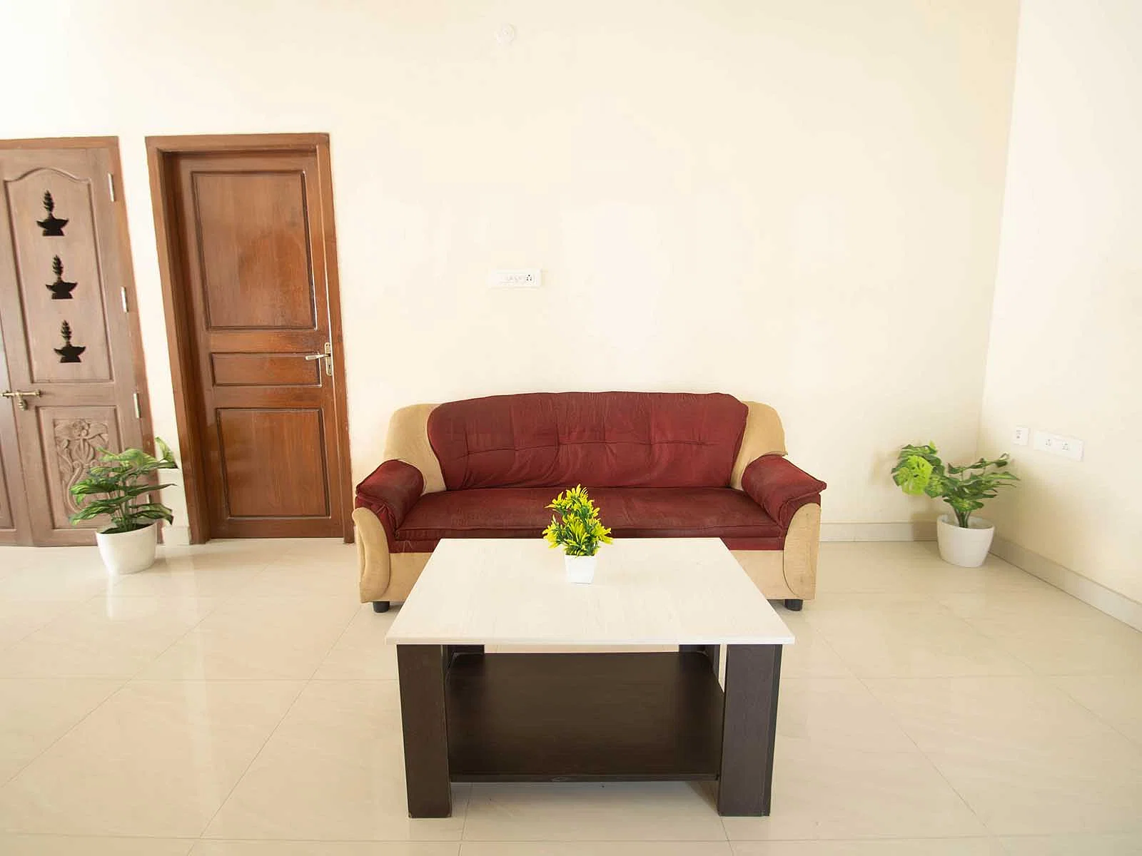 luxury pg rooms for working professionals men with private bathrooms in Chennai-Zolo Belford