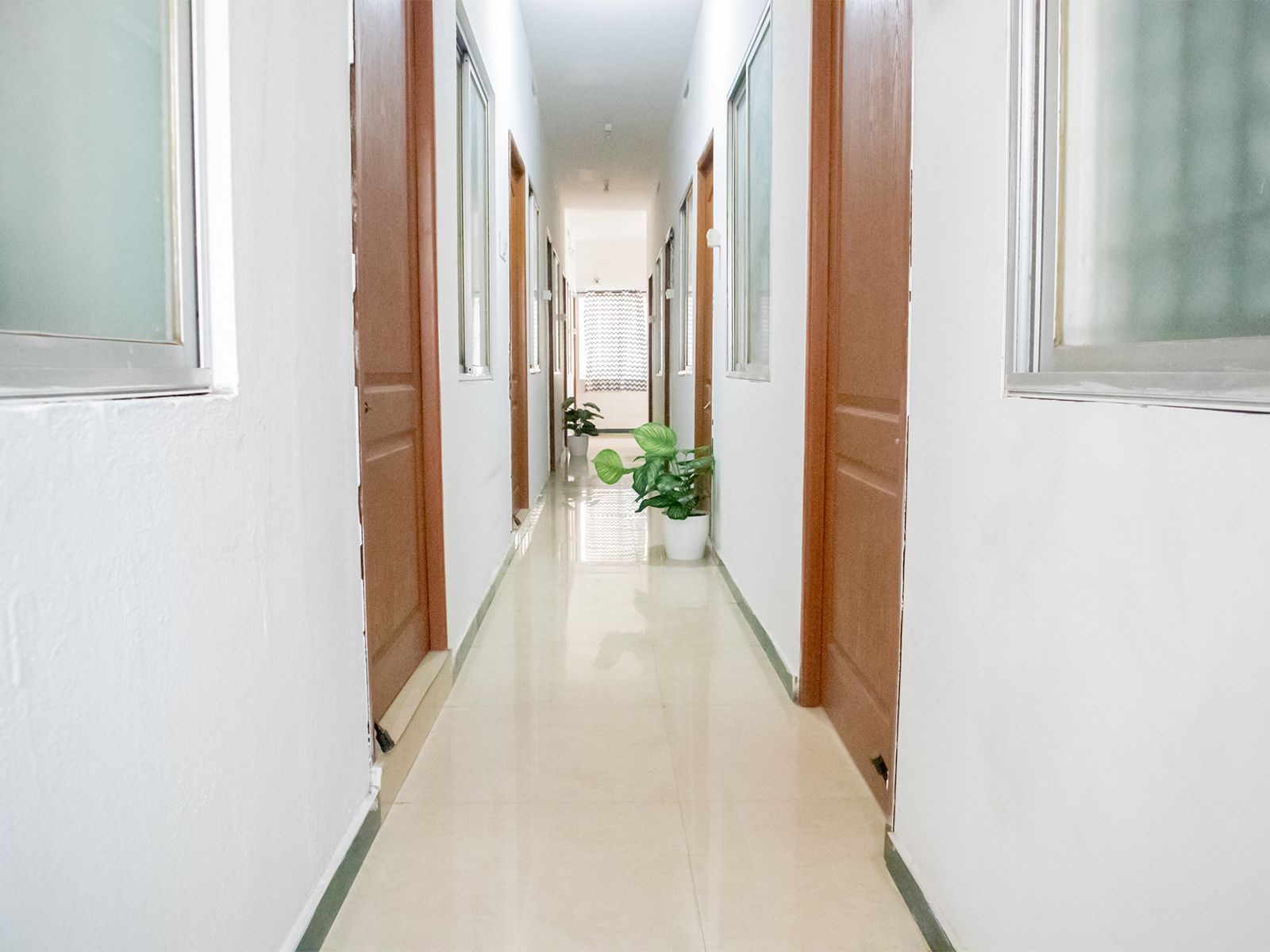 luxury pg rooms for working professionals gents with private bathrooms in Coimbatore-Zolo Swa