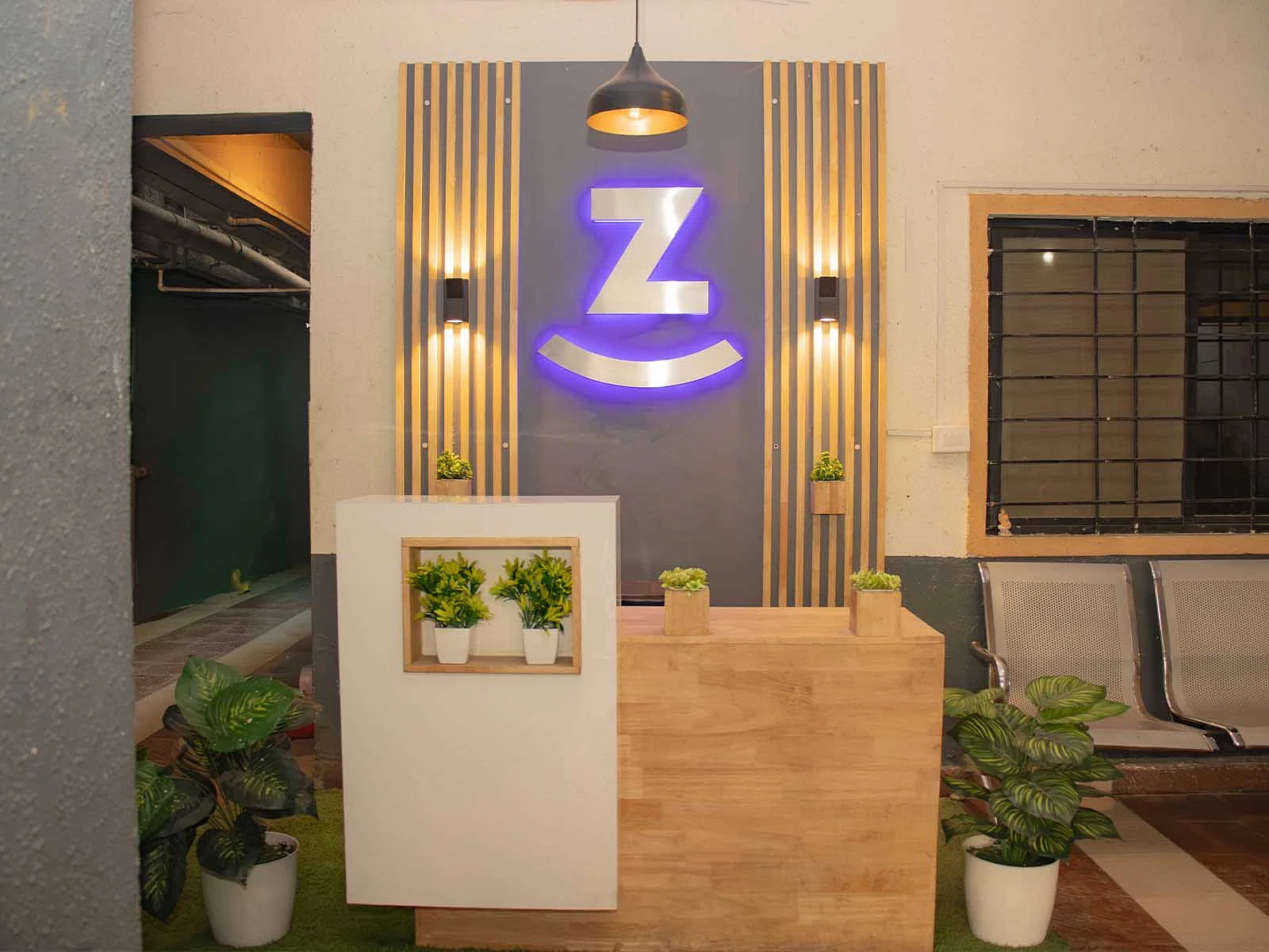luxury pg rooms for working professionals couple with private bathrooms in Pune-Zolo Ample