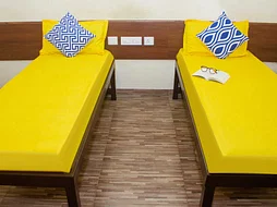 luxury pg rooms for working professionals men with private bathrooms in Coimbatore-Zolo Femme