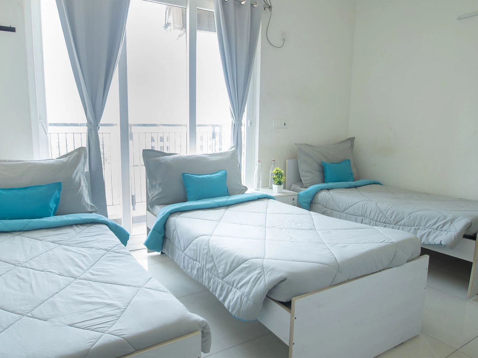 budget-friendly PGs and hostels for men and women with single rooms with daily hopusekeeping-Zolo Risington