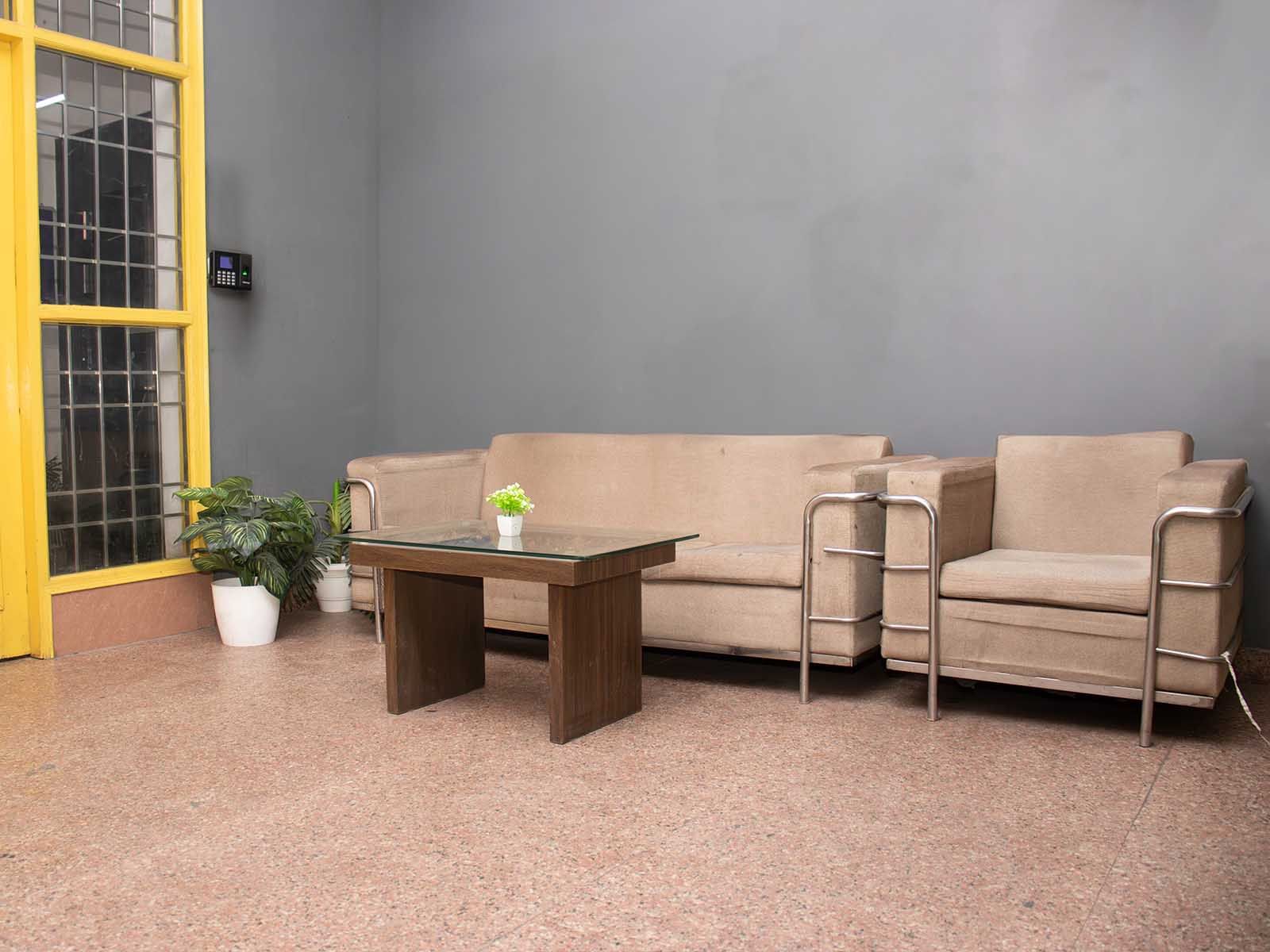 Affordable single rooms for students and working professionals in SECTOR 27-Noida-Zolo Cosmopolis