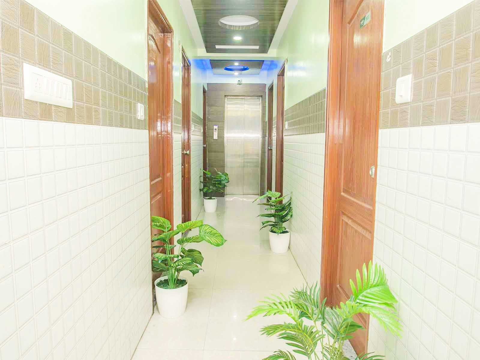 luxury pg rooms for working professionals couple with private bathrooms in Bangalore-Zolo Typhoon