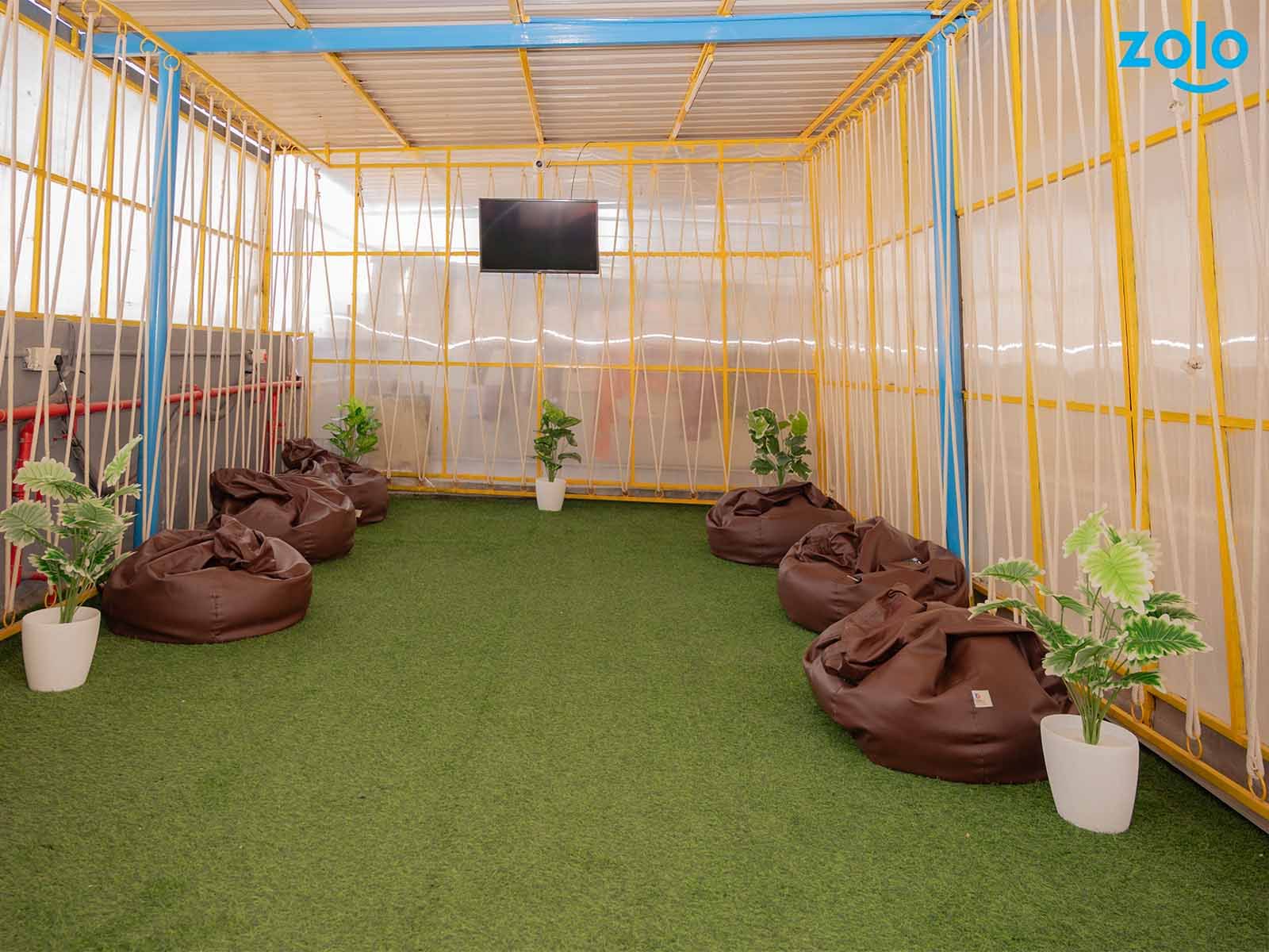 budget-friendly PGs and hostels for unisex with single rooms with daily hopusekeeping-Zolo Cosmoz