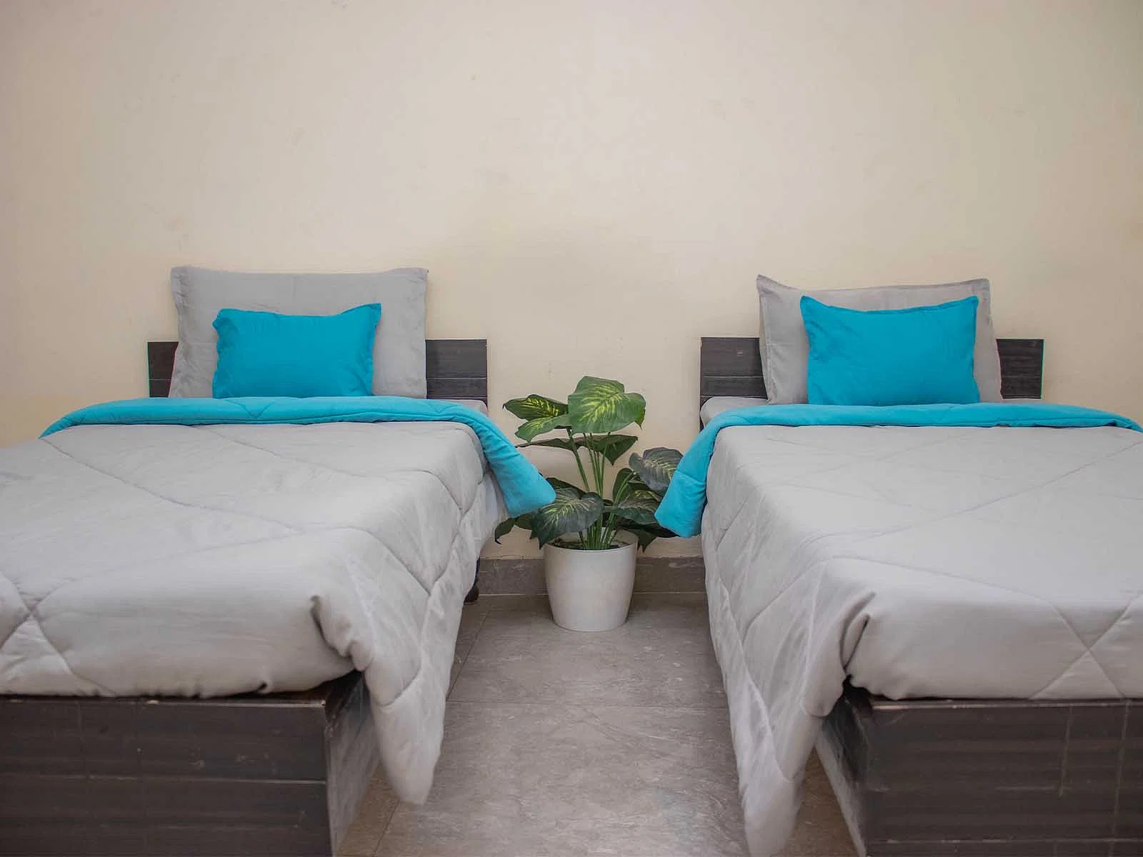 Affordable single rooms for students and working professionals in Sector 104-Noida-Zolo Legend
