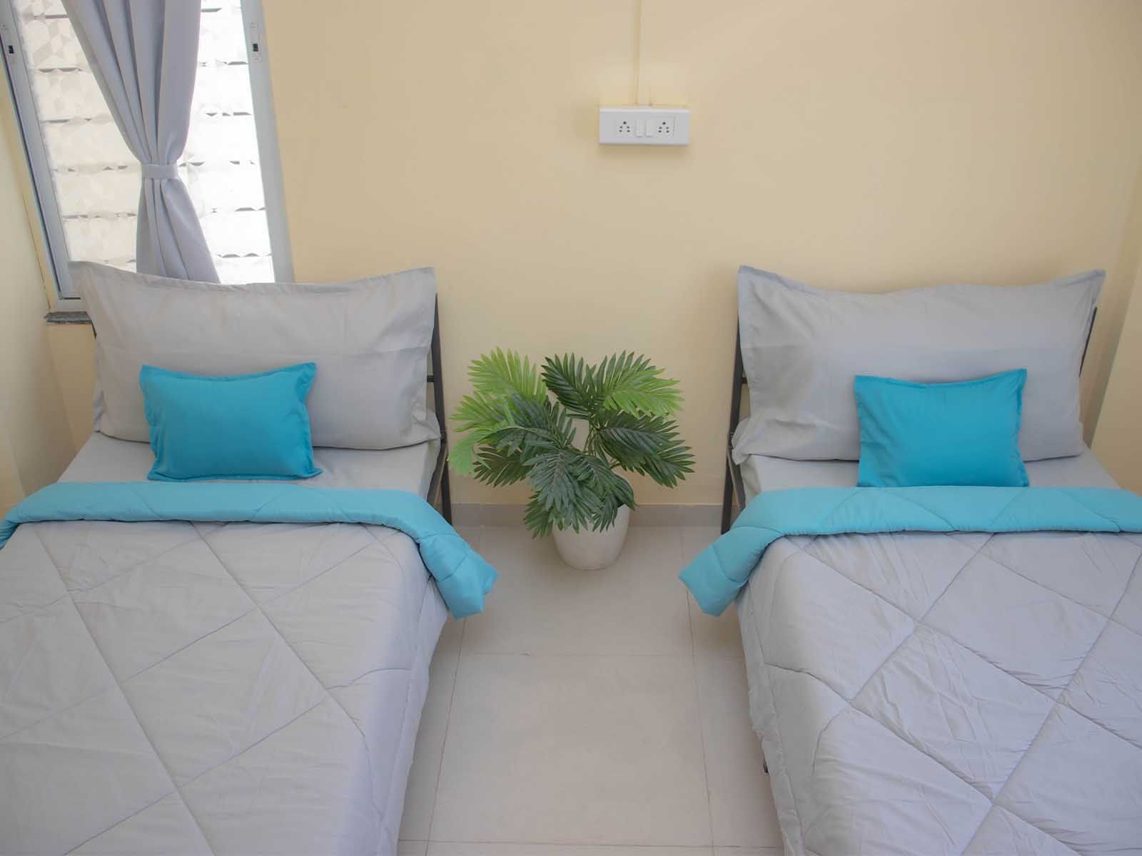 luxury pg rooms for working professionals boys with private bathrooms in Pune-Zolo BeeHome A