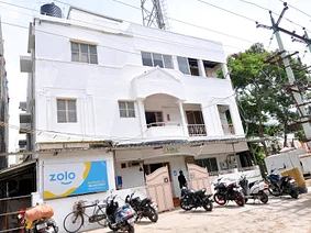 luxury pg rooms for working professionals boys with private bathrooms in Coimbatore-Zolo Mainstreet