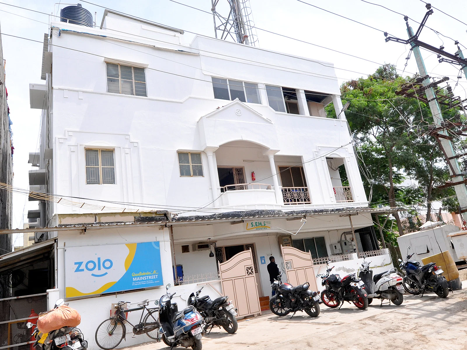 budget-friendly PGs and hostels for men with single rooms with daily hopusekeeping-Zolo Mainstreet