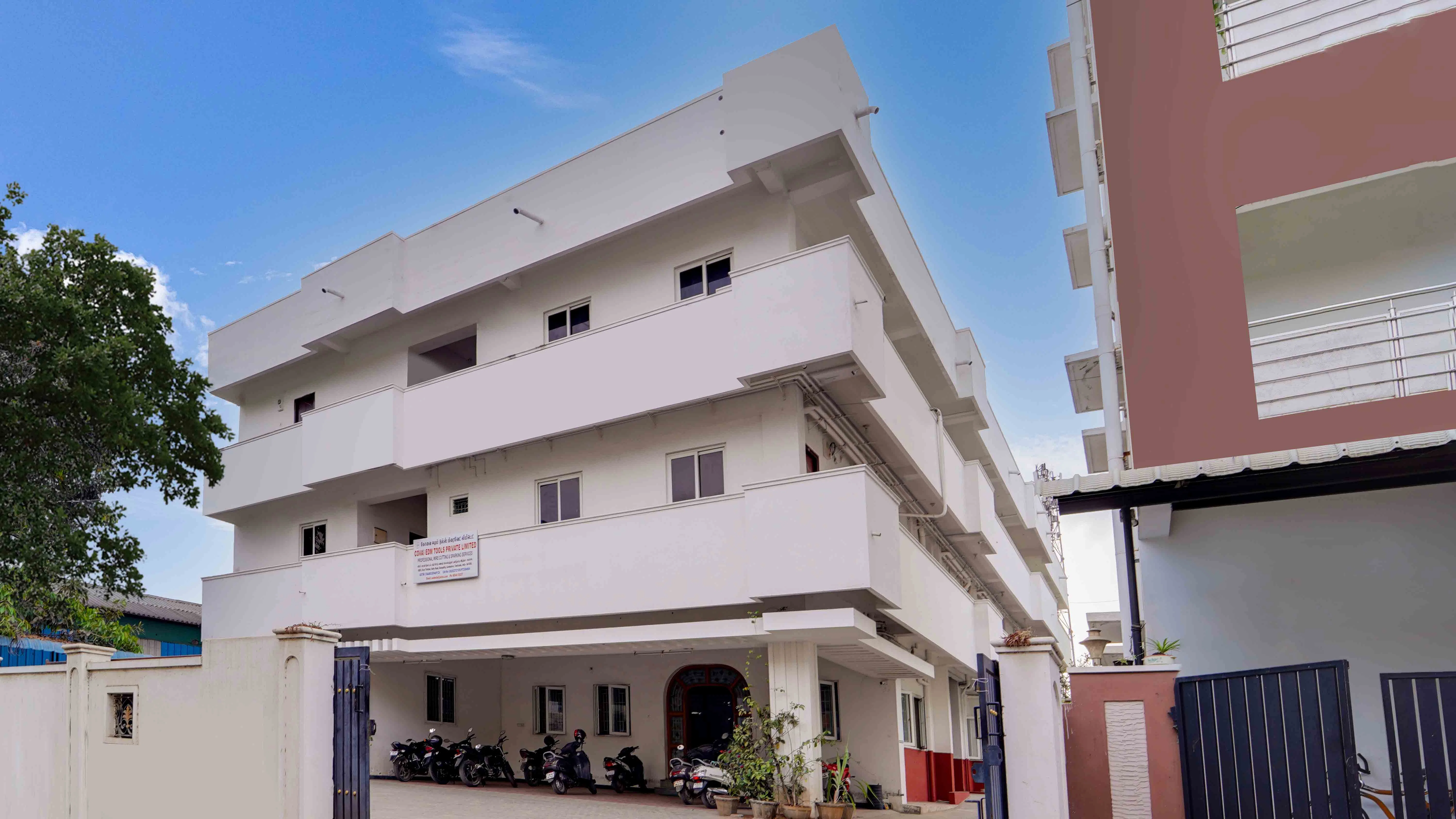 luxury pg rooms for working professionals men with private bathrooms in Coimbatore-Zolo Arcade