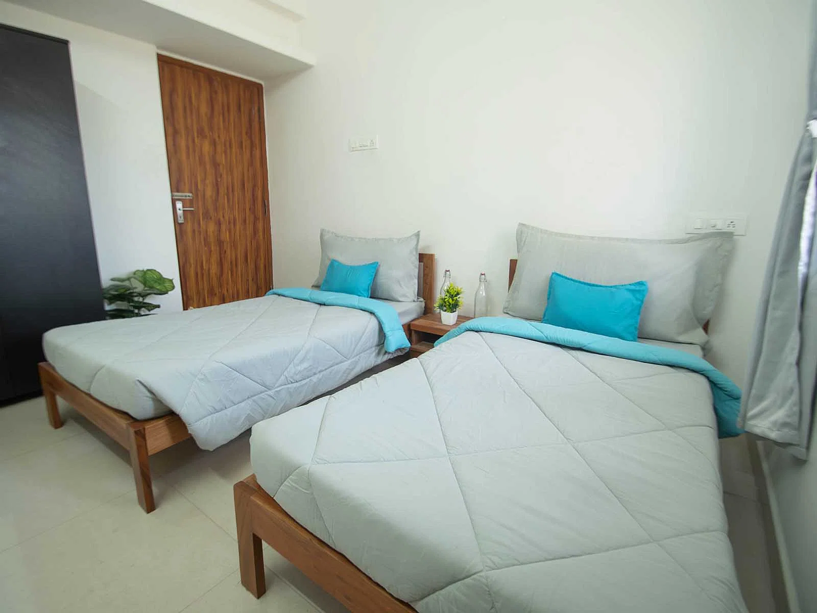 pgs in Navalur with Daily housekeeping facilities and free Wi-Fi-Zolo Dreamtown