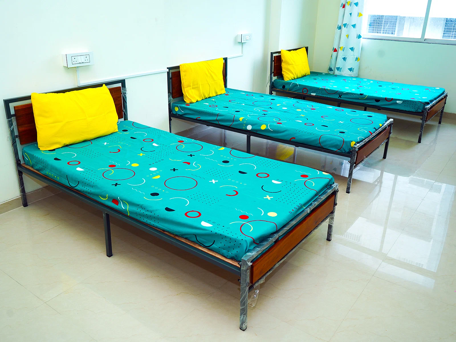 luxury pg rooms for working professionals boys with private bathrooms in Pune-Zolo Hope