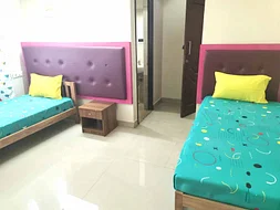 luxury pg rooms for working professionals couple with private bathrooms in Chennai-Zolo Cascade