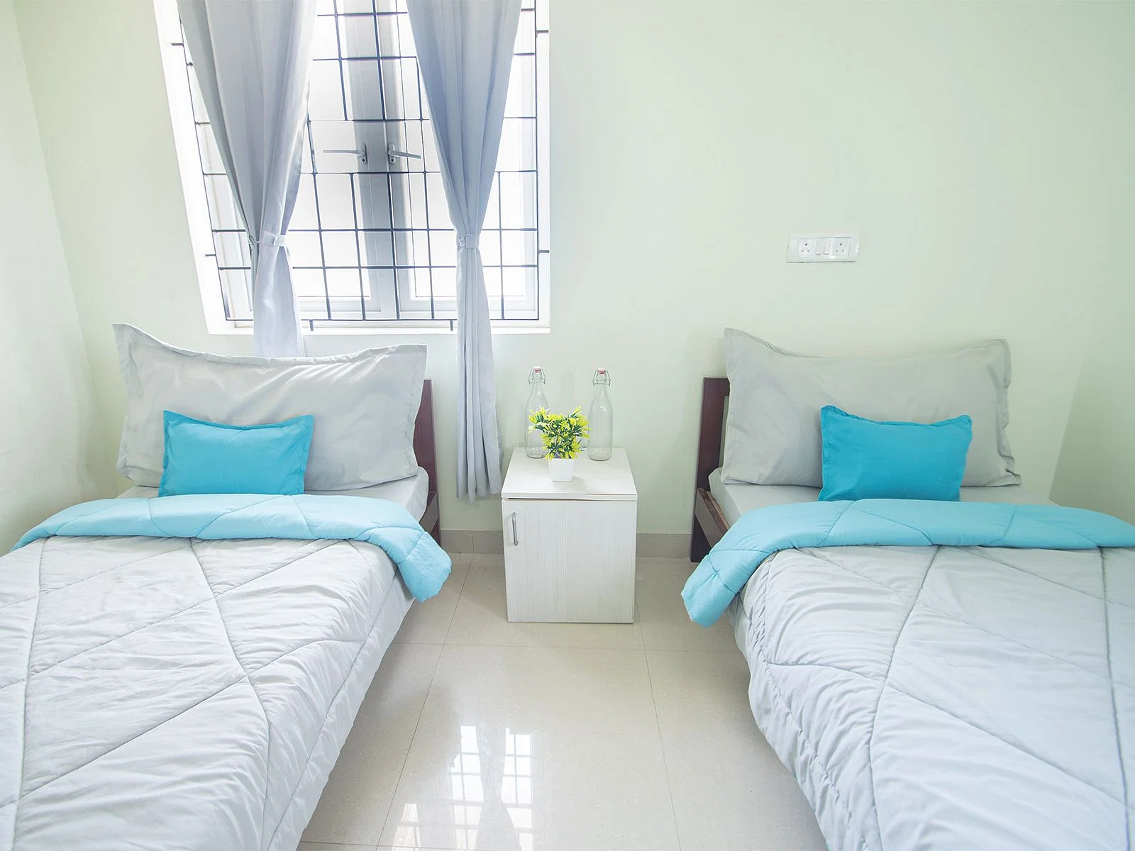 luxury pg rooms for working professionals couple with private bathrooms in Chennai-Zolo Shack