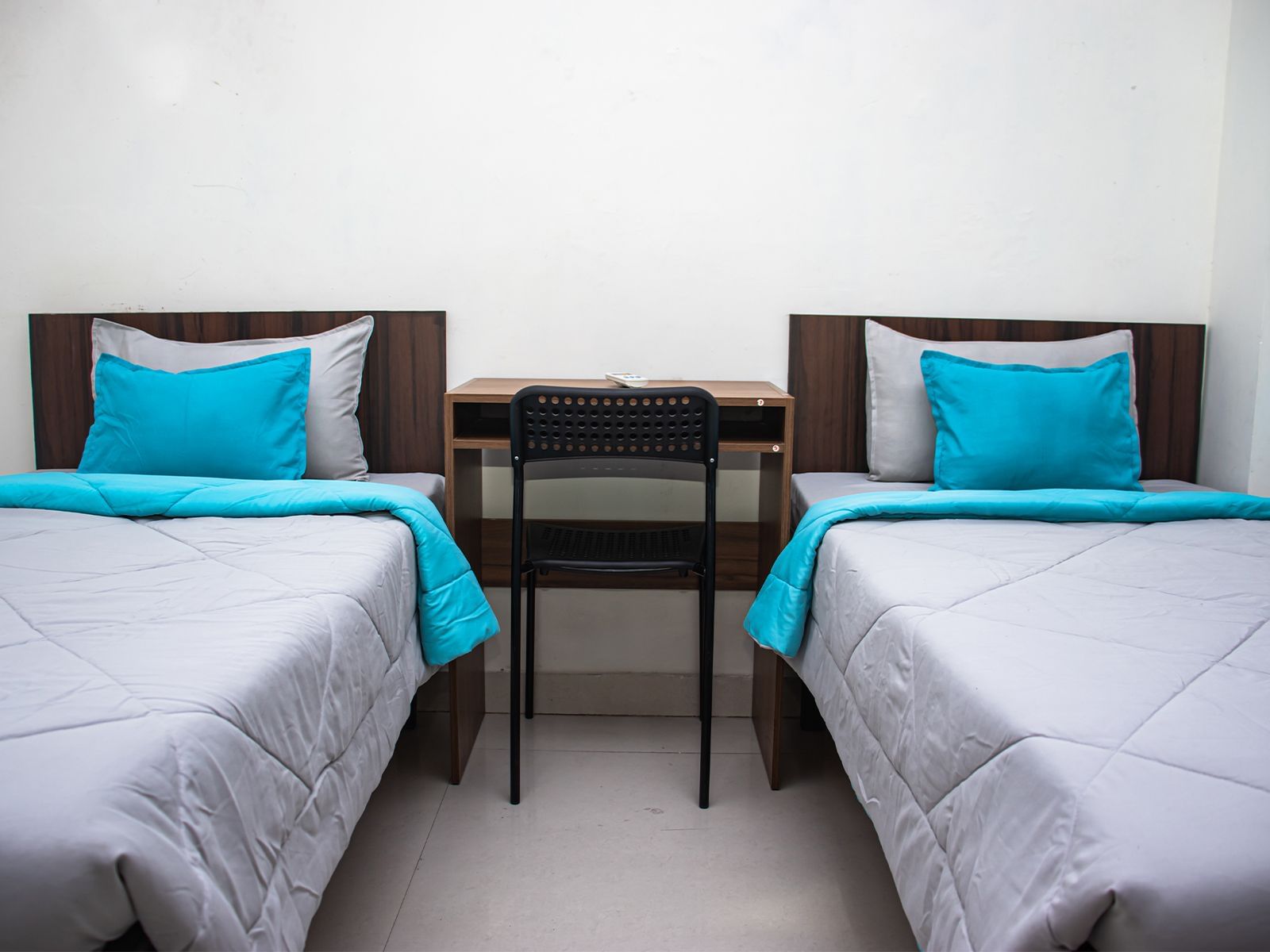 luxury pg rooms for working professionals boys and girls with private bathrooms in Delhi-Zolo Saber