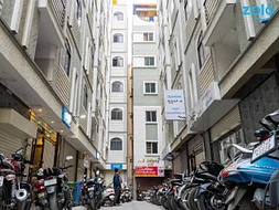 budget-friendly PGs and hostels for unisex with single rooms with daily hopusekeeping-Zolo Highstreet E