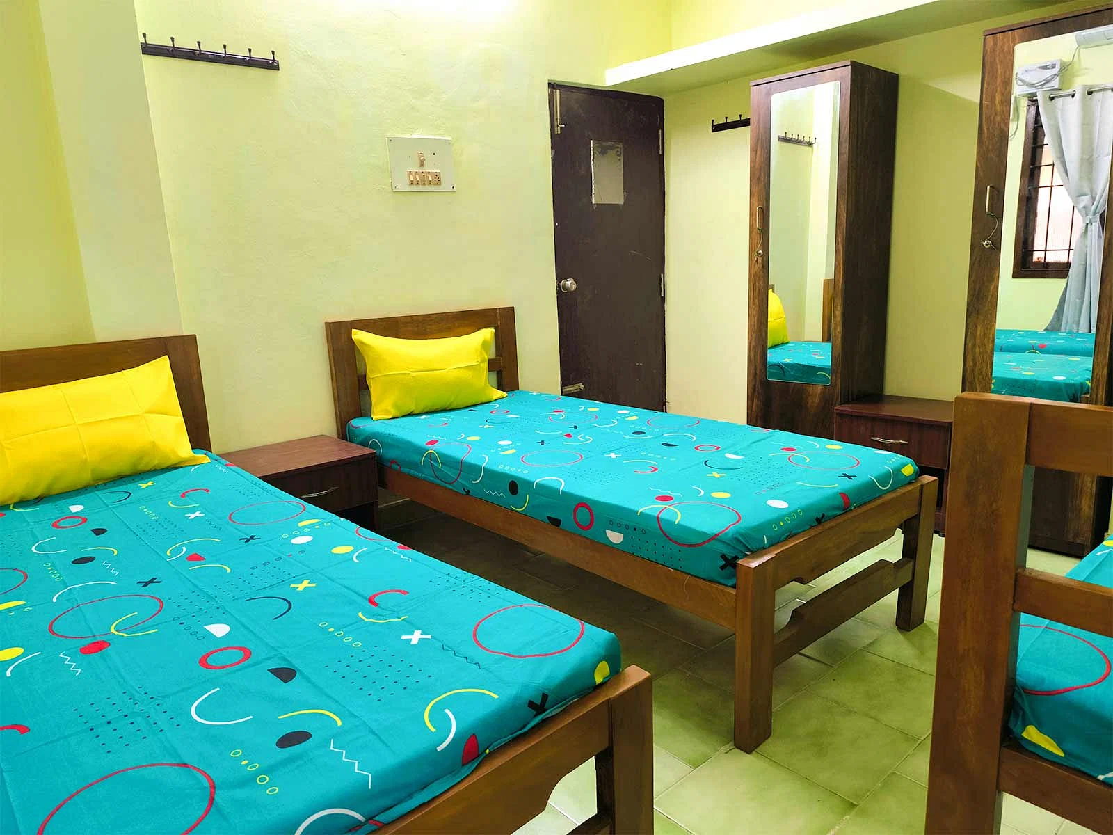 luxury pg rooms for working professionals men and women with private bathrooms in Chennai-Zolo Barn