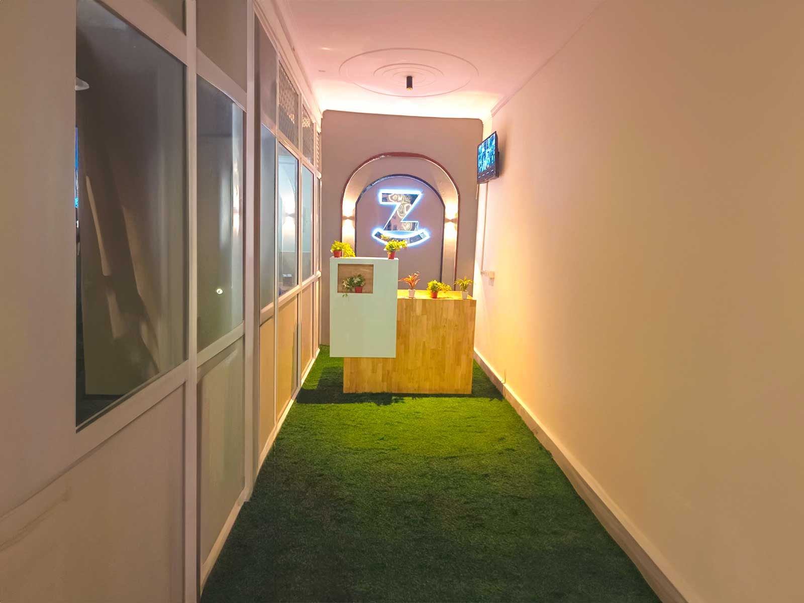 luxury pg rooms for working professionals men and women with private bathrooms in Noida-Zolo Nord