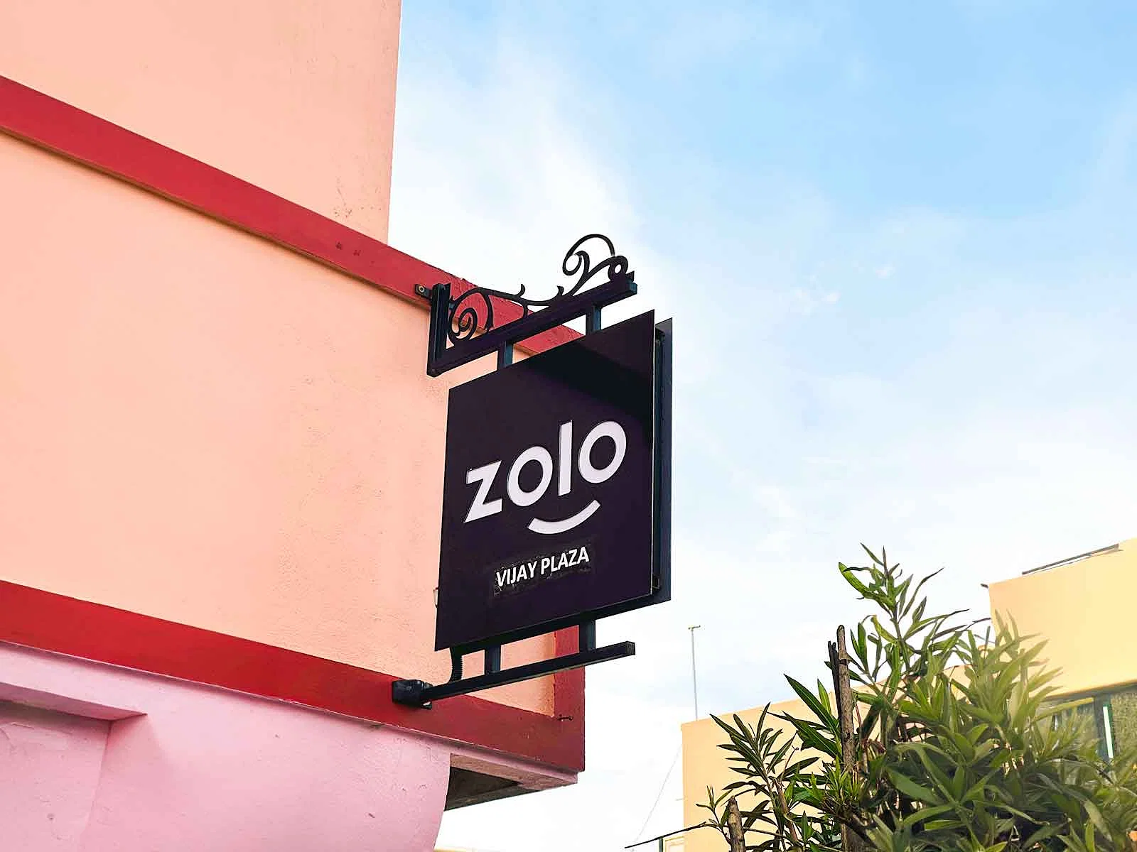luxury pg rooms for working professionals men and women with private bathrooms in Coimbatore-Zolo Vijay Plaza