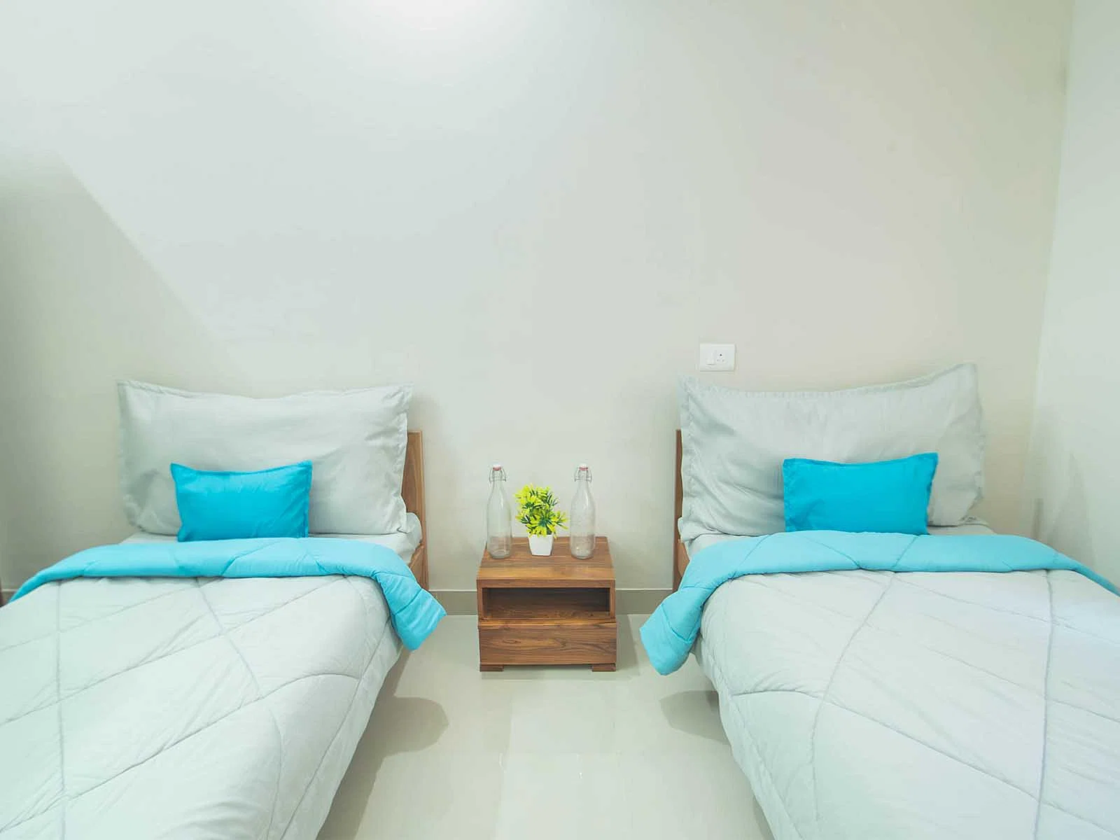 luxury PG accommodations with modern Wi-Fi, AC, and TV in Pallikaranai-Chennai-Zolo Ivory