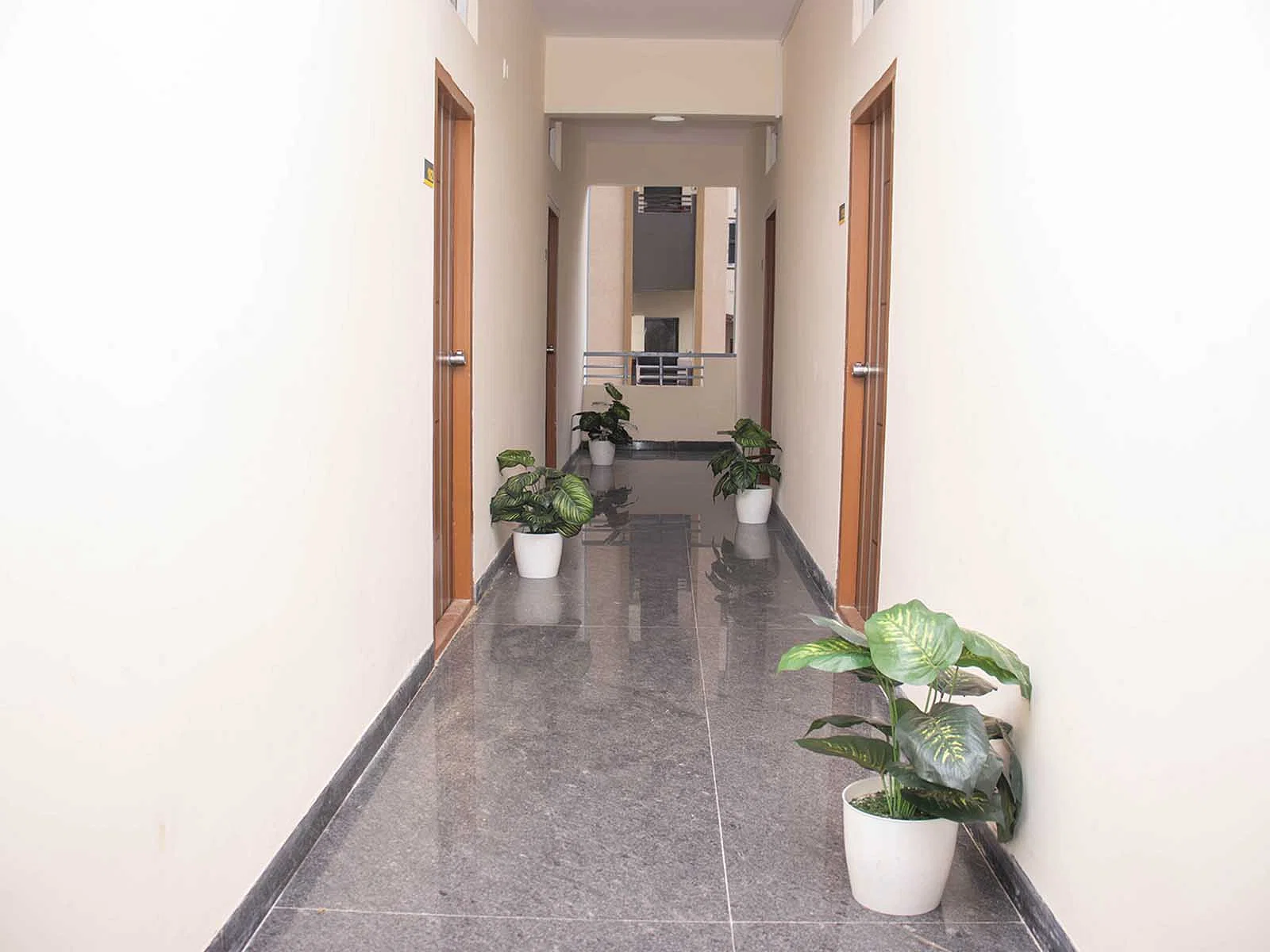 luxury pg rooms for working professionals unisex with private bathrooms in Hyderabad-Zolo Eminent