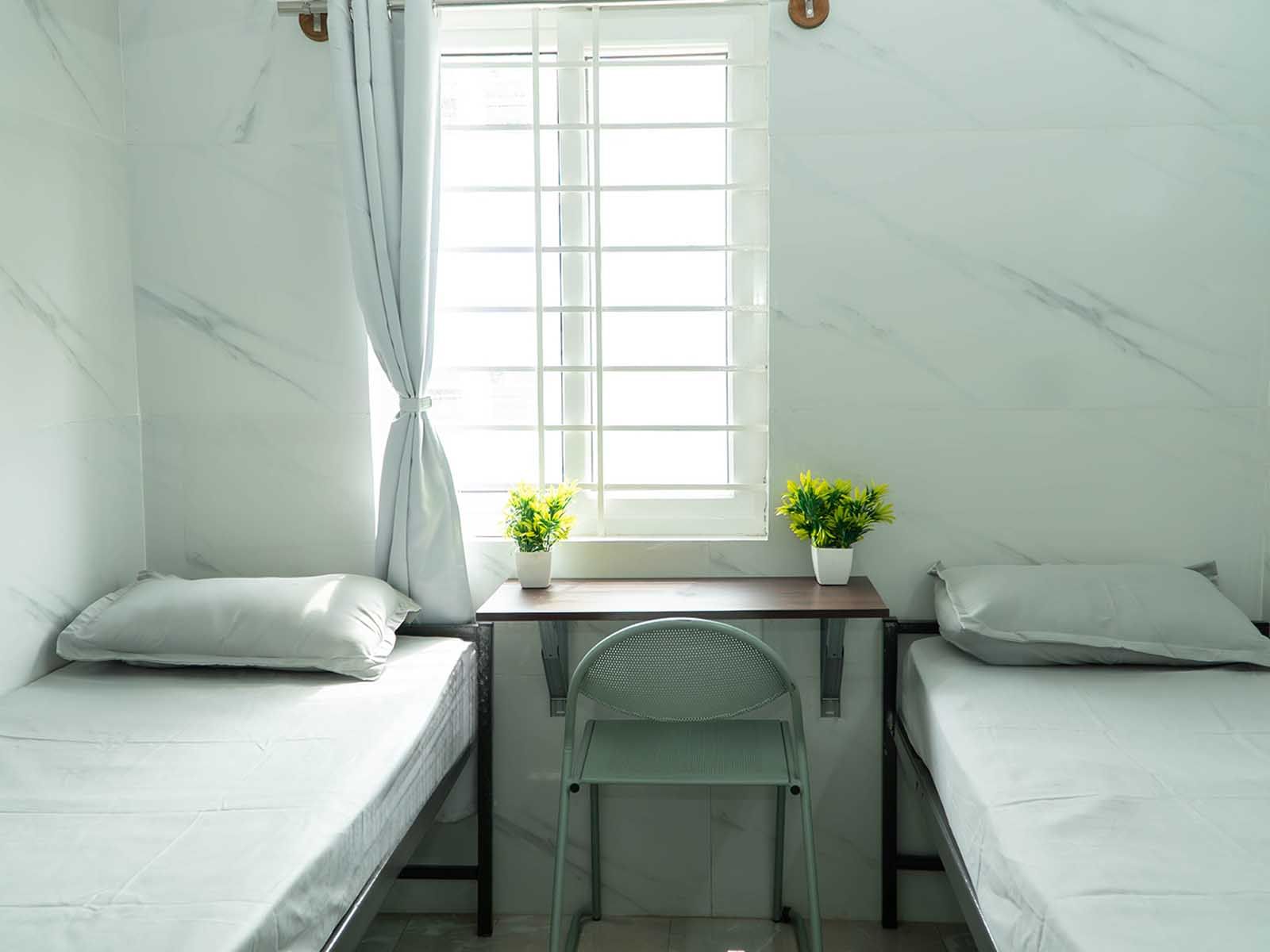 luxury pg rooms for working professionals men with private bathrooms in Bangalore-Zolo Virgo