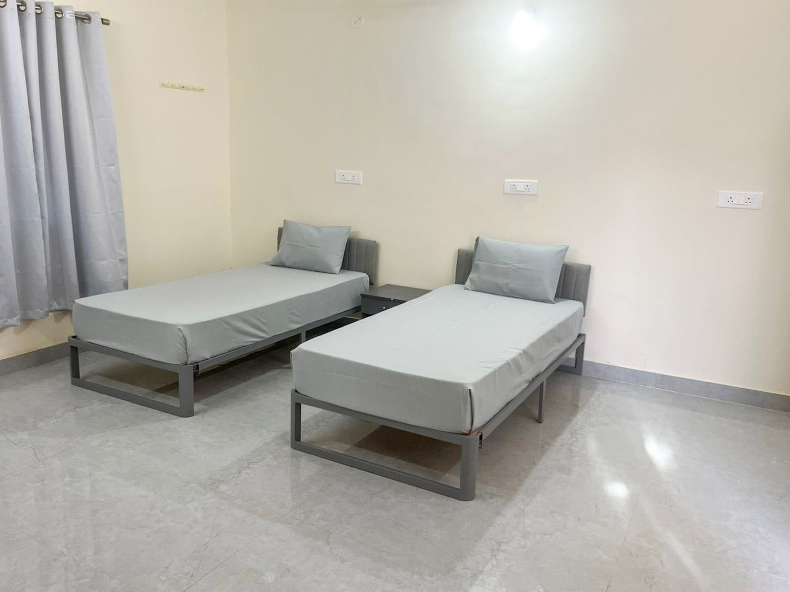 budget-friendly PGs and hostels for unisex with single rooms with daily hopusekeeping-Zolo Seattle