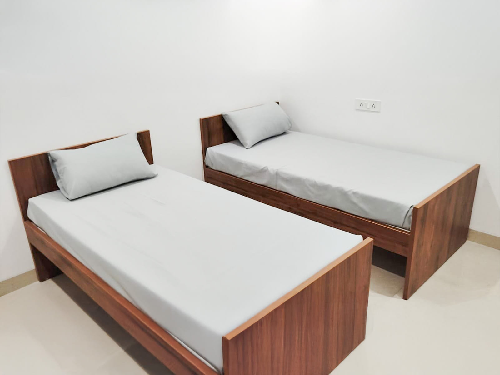 luxury PG accommodations with modern Wi-Fi, AC, and TV in Royapettah-Chennai-Zolo Axis