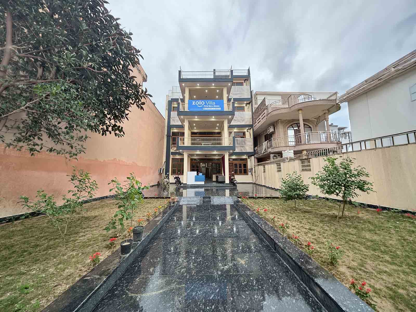 budget-friendly PGs and hostels for couple with single rooms with daily hopusekeeping-Zolo Villa