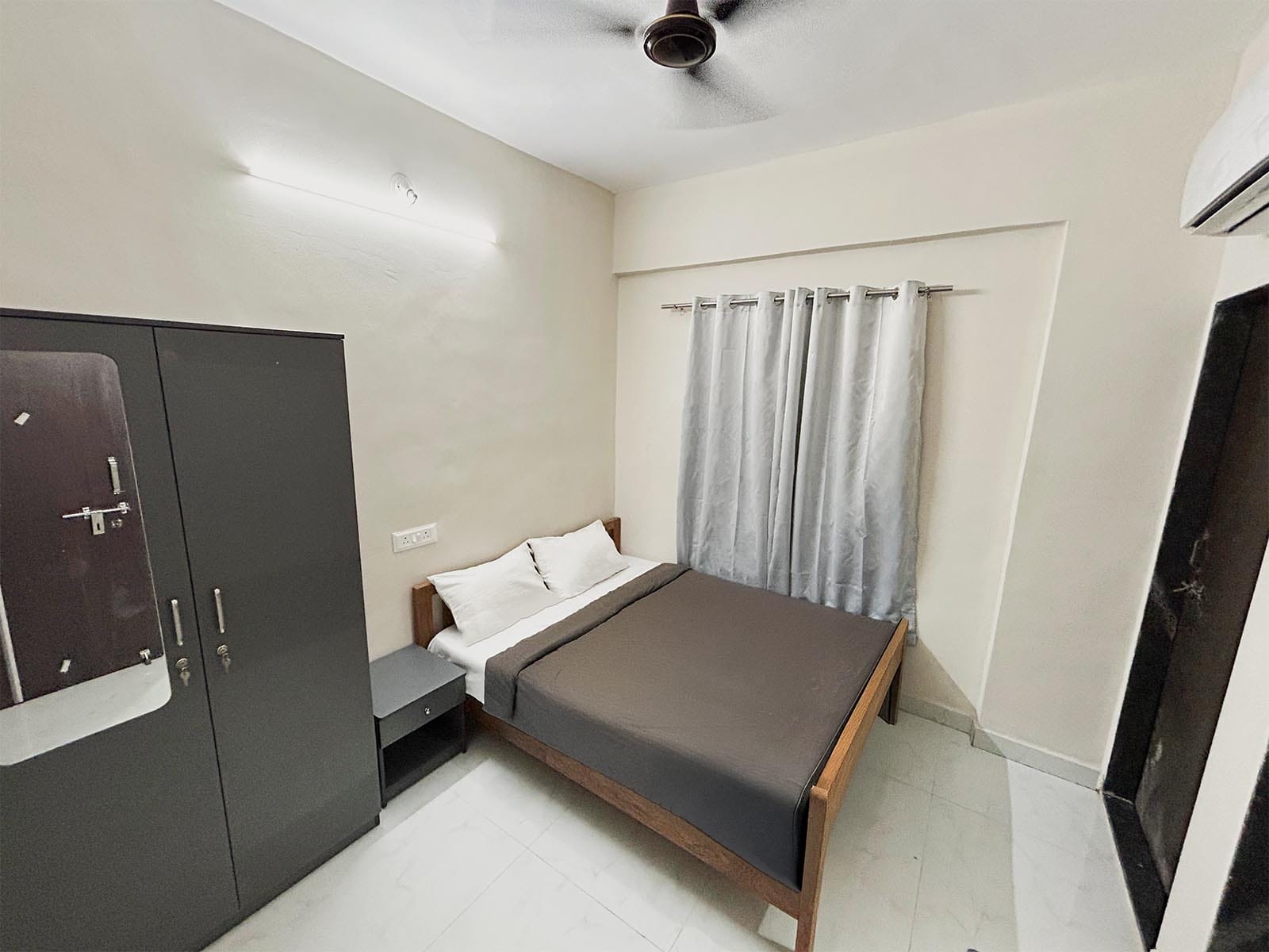 safe and affordable hostels for couple students with 24/7 security and CCTV surveillance-Zolo Inverno