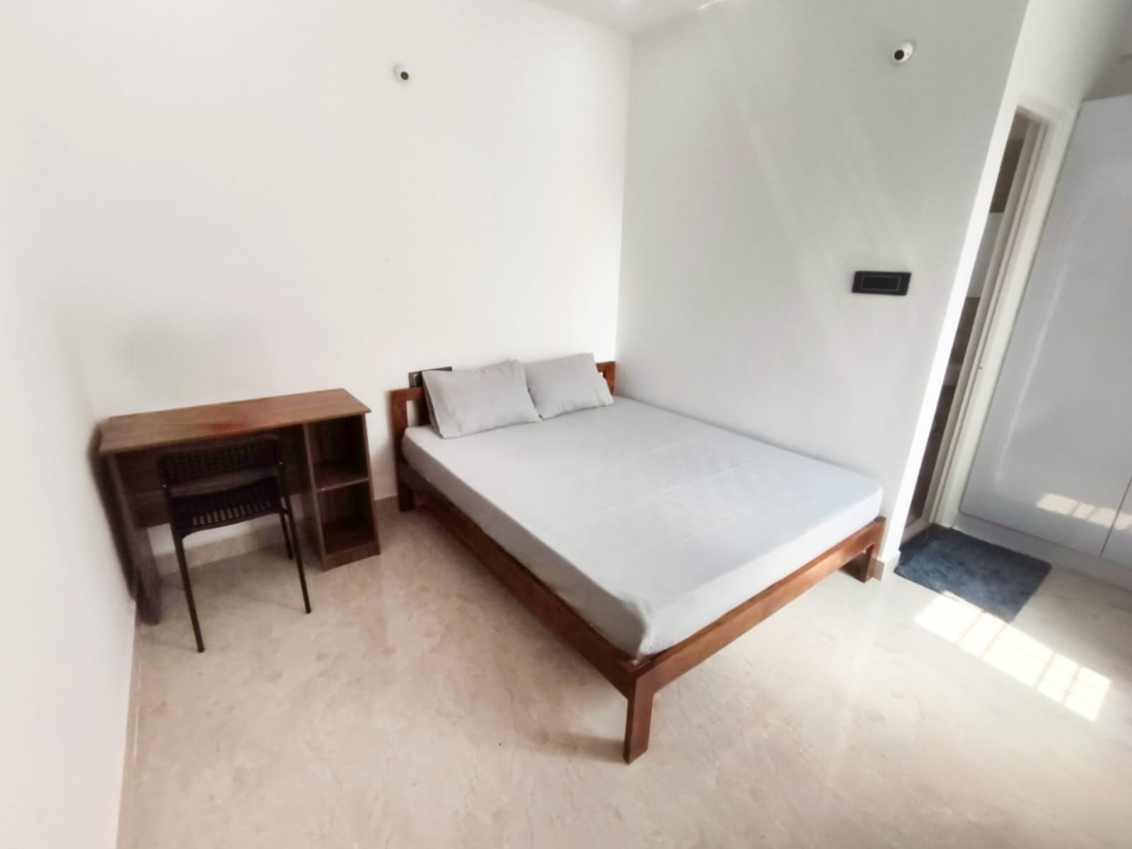 budget-friendly PGs and hostels for unisex with single rooms with daily hopusekeeping-Zolo Aloft